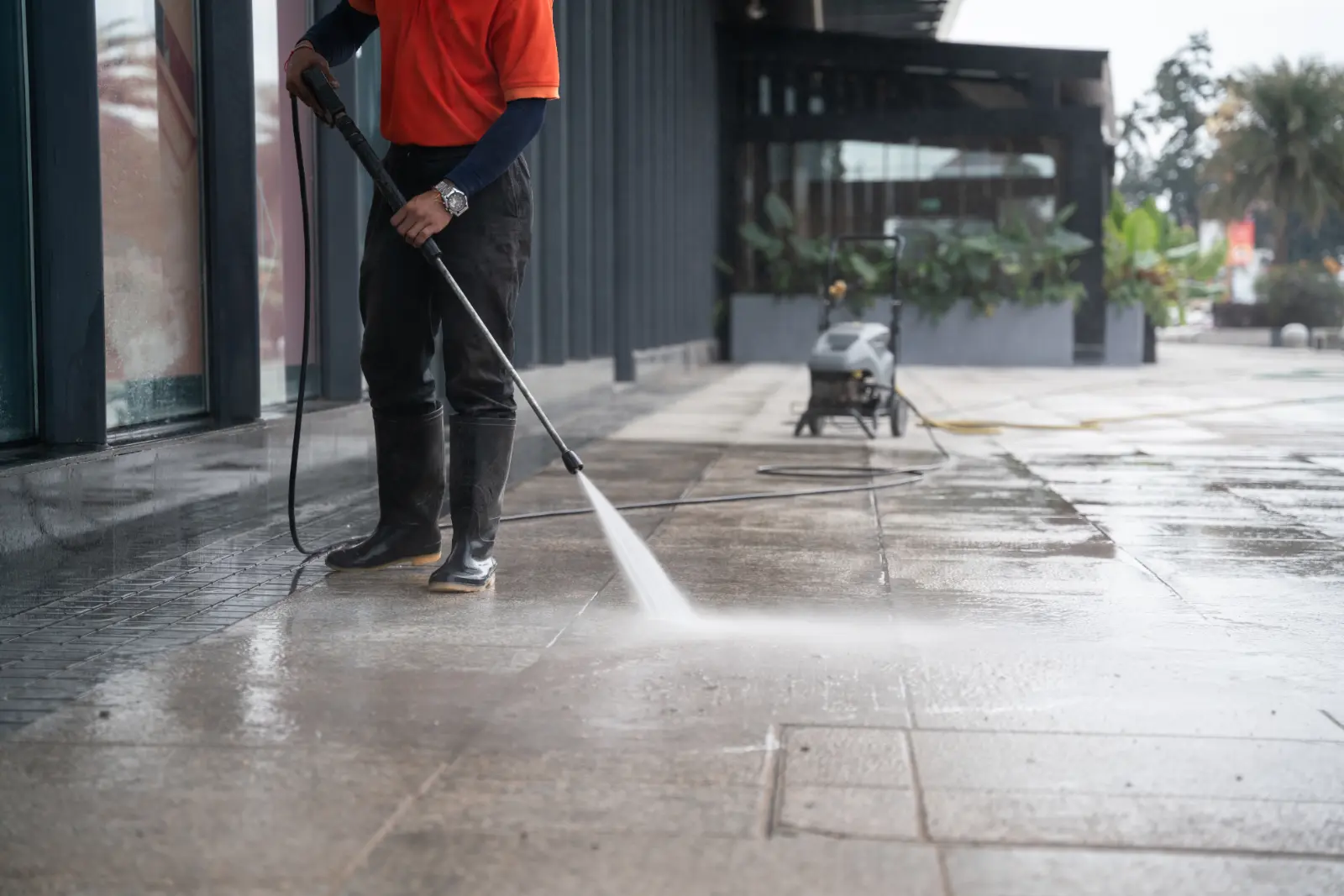 Pressure washing sidewalk (w1600)